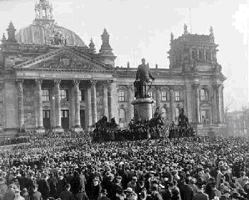 Liebknecht ruft die Freie sozialistische Republik Deutschland aus